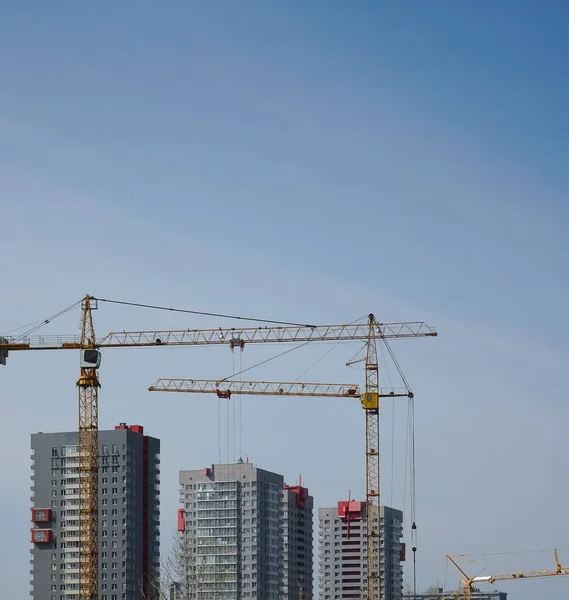 Guindastes Construção Fundo Edifícios Altos Céu Azul Fechar Gancho Guindaste — Fotografia de Stock