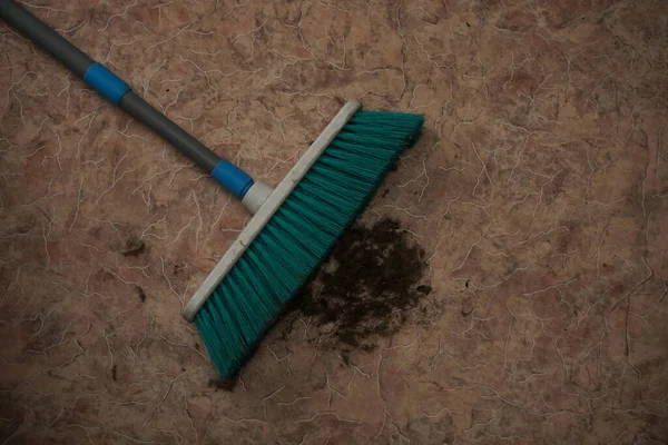 Stof Stof Omvatte Menselijk Haar Vloer Met Een Lange Veegborstel — Stockfoto