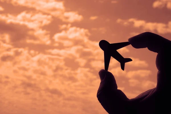 男性の手は空を背景に飛行機を保持 夏の青空に現代の旅客機が — ストック写真