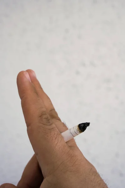 Nahaufnahme Mann Hand Mit Brennender Zigarette Als Penis Beim Rauchen — Stockfoto