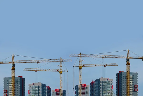 Guindastes Construção Fundo Edifícios Altos Céu Azul Fechar Gancho Guindaste — Fotografia de Stock