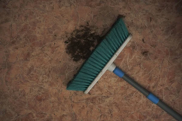 Toz Yığınında Yerde Uzun Bir Süpürge Fırçasıyla Insan Saçı Vardı — Stok fotoğraf