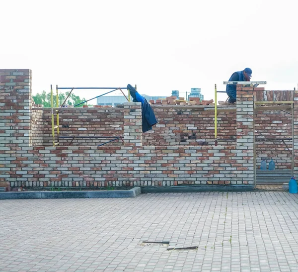 Arbeiter Verlegen Ziegelsteine Bauarbeiten Bauarbeiter Bauen Ziegelmauerwerk — Stockfoto