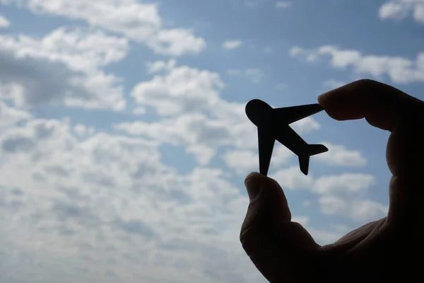Mužská Ruka Drží Letadlo Pozadí Oblohy Moderní Osobní Letadlo Modré — Stock fotografie