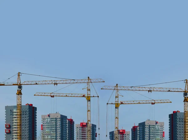 Guindastes Construção Fundo Edifícios Altos Céu Azul Fechar Gancho Guindaste — Fotografia de Stock