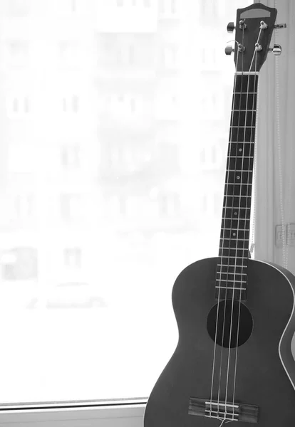 Guitarra Acústica Lado Janela Dia Verão Ensolarado — Fotografia de Stock