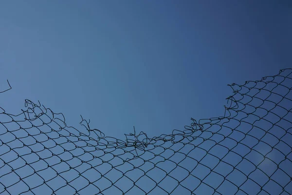 Schaden Drahtgeflecht Auf Blauem Himmel Hintergrund Netzgeflecht Mit Loch Isoliert — Stockfoto