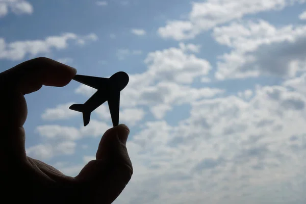 Mano Maschile Che Tiene Aeroplano Sfondo Cielo Moderno Aereo Passeggeri — Foto Stock