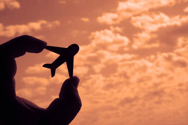 男性の手は空を背景に飛行機を保持 夏の青空に現代の旅客機が — ストック写真