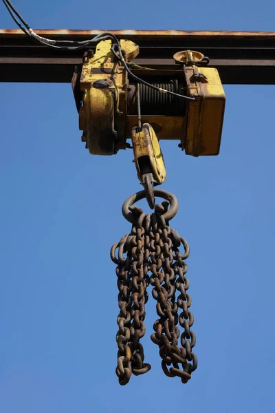铁链上的吊钩龙门起重机 用于在金属梁和蓝天的背景下提起重物 — 图库照片