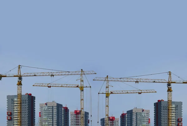 Guindastes Construção Fundo Edifícios Altos Céu Azul Fechar Gancho Guindaste — Fotografia de Stock