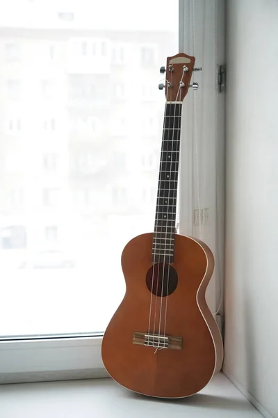 Gitara Akustyczna Stojąca Obok Okna Słoneczny Letni Dzień — Zdjęcie stockowe