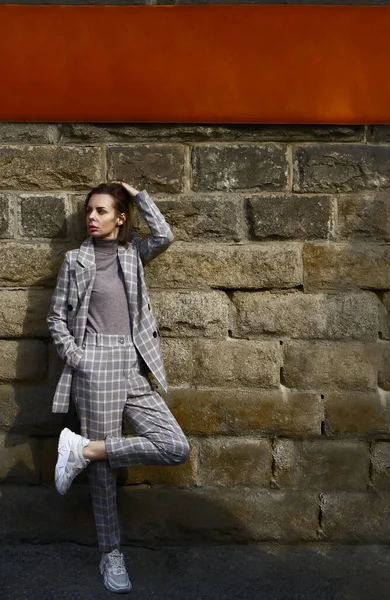 Caucasian Well Dressed Business Woman Standing Stone Wall Looking Far — Stock Photo, Image