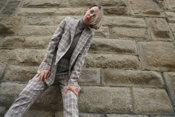 Taş Duvarın Arkasında Duran Şık Bir Kadını Kafeste Takım Elbise — Stok fotoğraf
