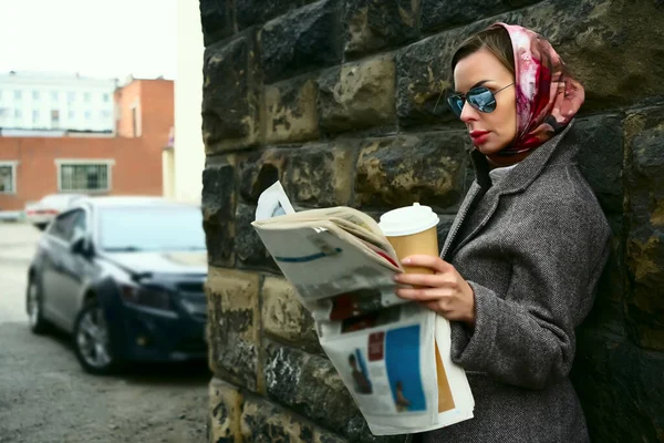 Stijlvolle Chique Vrouw Staan Met Hete Koffie Kopje Afhaalmaaltijden Het — Stockfoto