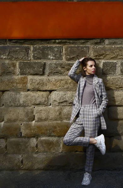 Kafkasyalı Iyi Giyimli Kadını Taş Duvarın Yanında Duruyor Uzaklara Bakıyor — Stok fotoğraf