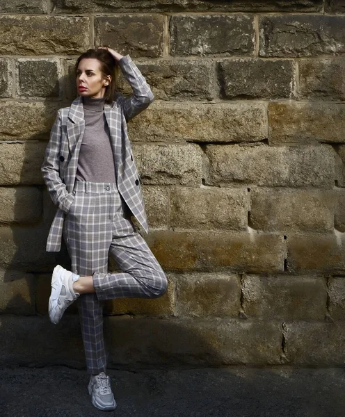 Kafkasyalı Iyi Giyimli Kadını Taş Duvarın Yanında Duruyor Uzaklara Bakıyor — Stok fotoğraf