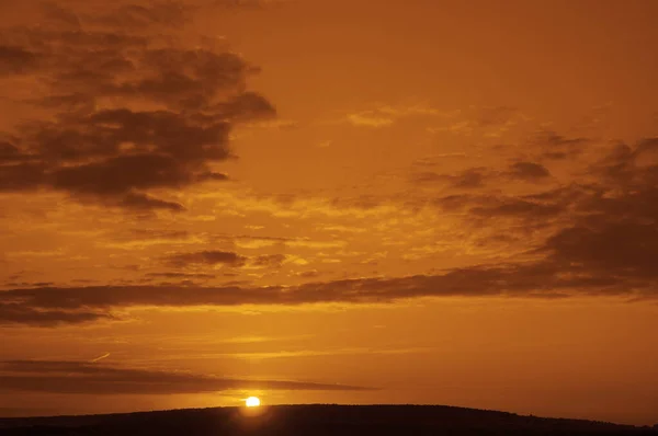 Gyönyörű Naplemente Felhők Drámai Fény Tengeri Szürkület Napsugarak Hegyen Narancs — Stock Fotó