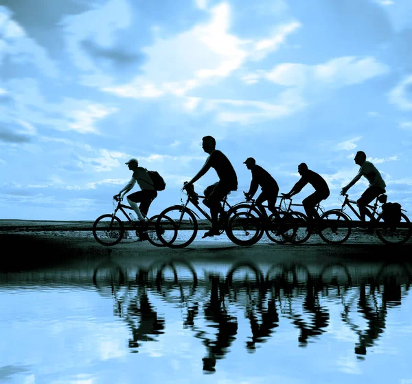 자전거를 친구들 자전거타는 사람들 해안을 옵니다 배경의 스포츠 — 스톡 사진