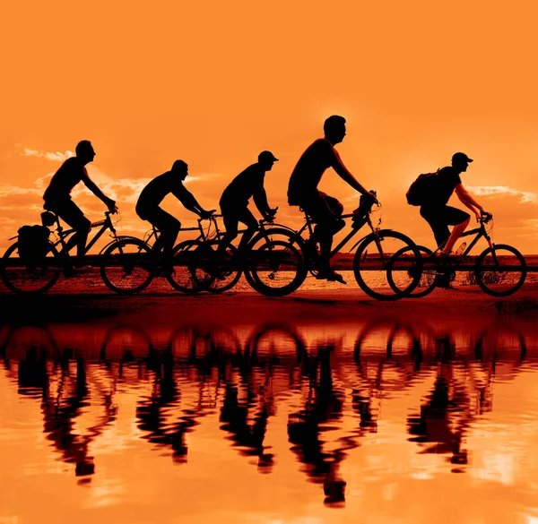 Espacio Vacío Amigos Deportivos Bicicletas Atardecer Ciclistas Largo Costa Deporte —  Fotos de Stock