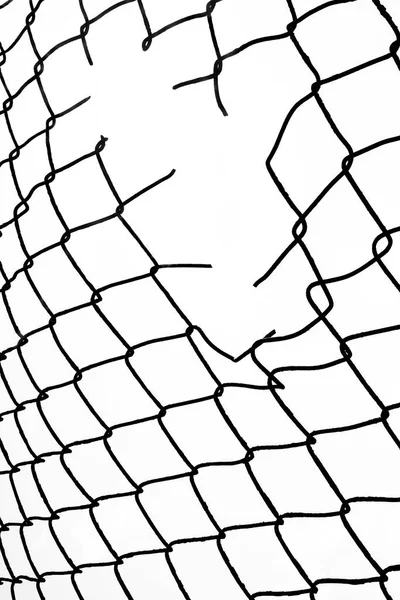 白い背景にワイヤーメッシュを損傷 白い背景に隔離された穴のあるメッシュネット — ストック写真