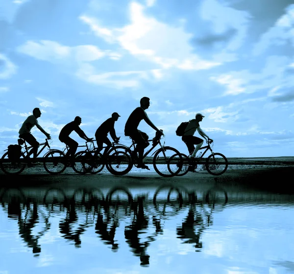 Empty Space Sporty Friends Bicycles Sunset Cyclists Riding Coast Sport — Stock Photo, Image