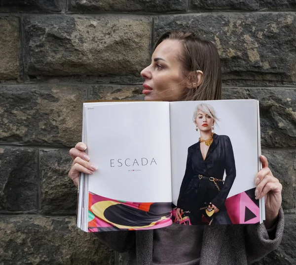 モスクワ ロシア エイプリル27 2021 白人女性がブランド広告で美容ファッション雑誌を開催 Escada — ストック写真