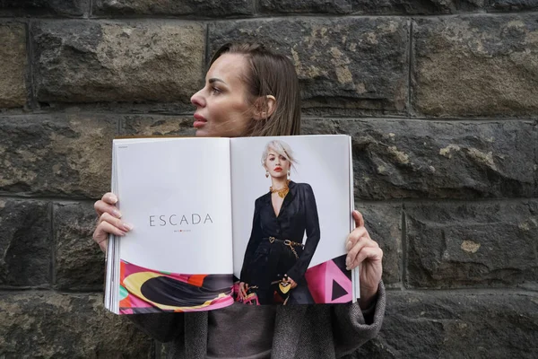 モスクワ ロシア エイプリル27 2021 白人女性がブランド広告で美容ファッション雑誌を開催 Escada — ストック写真