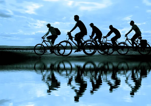 Prázdný Prostor Sportovní Přátelé Kolech Při Západu Slunce Cyklisté Jedoucí — Stock fotografie