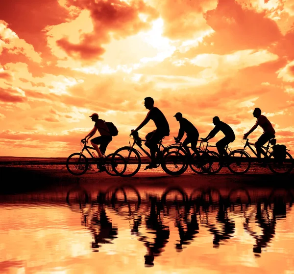 자전거를 친구들 자전거타는 사람들 해안을 옵니다 배경의 스포츠 — 스톡 사진