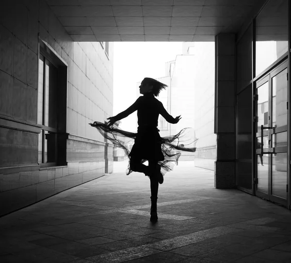 Женщина Танцует Музыку Городе Силуэт Девушки Танцующей Между Стенами — стоковое фото