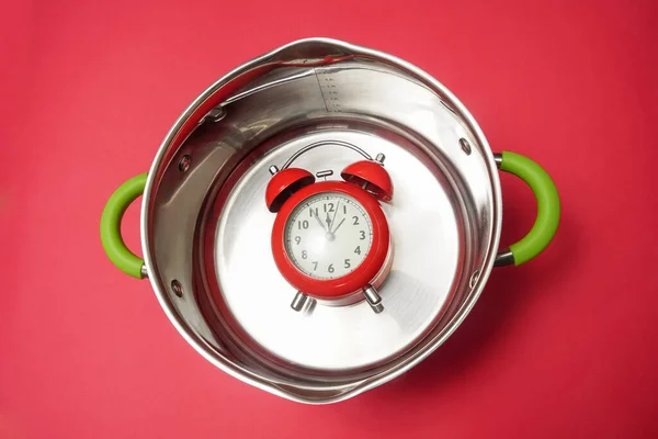 Moderna Cacerola Con Reloj Despertador Rojo Vintage Parte Inferior Aislado — Foto de Stock