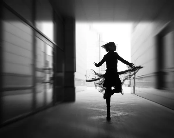 Mujer Baila Con Música Ciudad Silueta Niña Bailando Entre Paredes —  Fotos de Stock