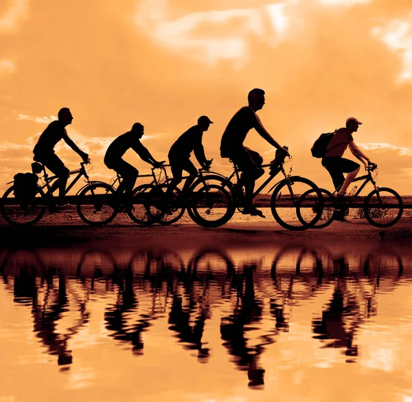 Spazio Vuoto Amici Sportivi Bicicletta Tramonto Ciclisti Cavallo Lungo Costa — Foto Stock