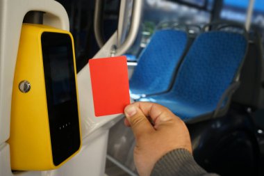 Erkek El, otobüs kartını yolculuk için kullanıyor. Otobüsle ödeme yapmak. Otobüsteki bir adam biletini elektronik kartla ödüyor.