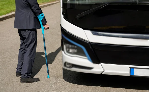 Hombre Con Movilidad Limitada Que Toma Autobús Una Parada Autobús —  Fotos de Stock