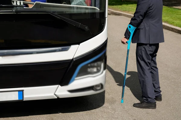 Hombre Con Movilidad Limitada Que Toma Autobús Una Parada Autobús —  Fotos de Stock