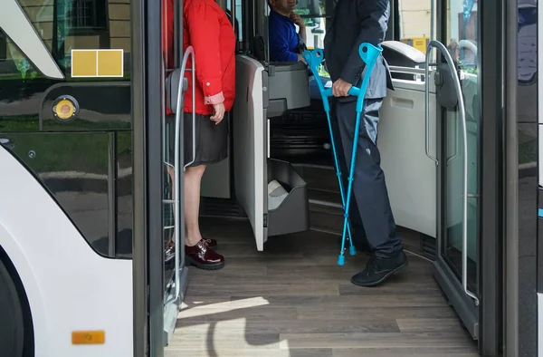 Motorista Mulher Homem Com Mobilidade Limitada Pegando Ônibus Uma Parada — Fotografia de Stock