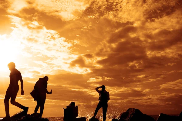 Silhouette Tourists Taking Photos Side View Young Woman Using Mobile — Stock Photo, Image