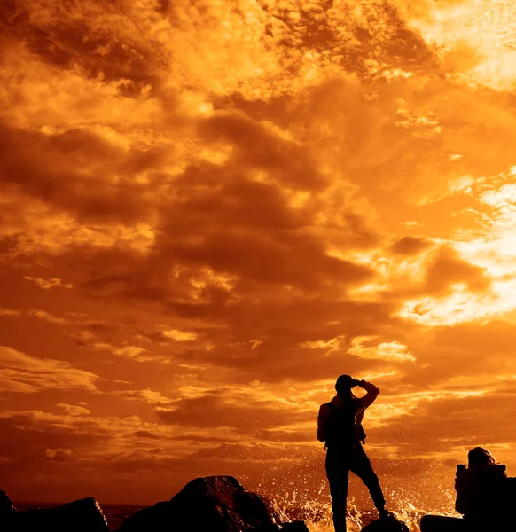 Silhouette Tourists Taking Photos Side View Young Woman Using Mobile — Stock Photo, Image