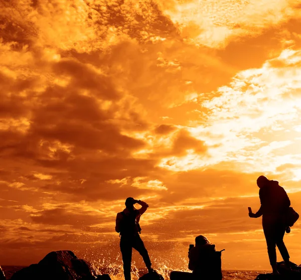 Silhouette Tourists Taking Photos Side View Young Woman Using Mobile — Stock Photo, Image