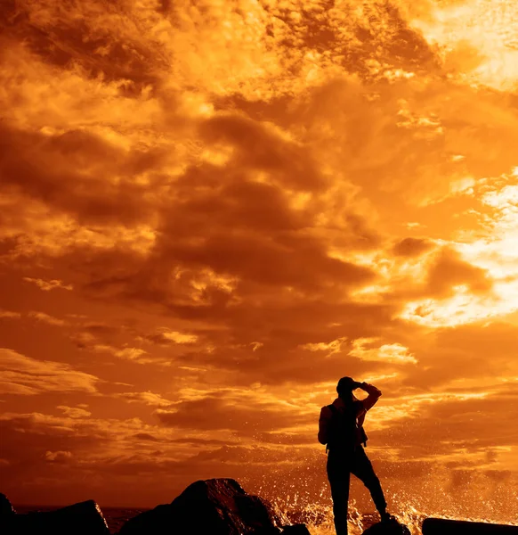 Silueta Una Mujer Playa Atardecer — Foto de Stock