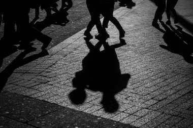 Dans eden çiftlerin ayaklarının silueti 