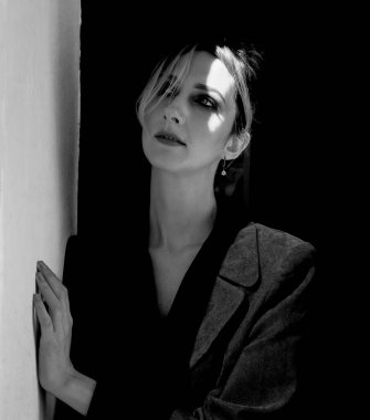 Güneş ışıldarken açık havada duran ciddi sarışın kadın portresi. Görünürde yok. Kadın zehirlenmesi. Güneş ışığı. Yaz güneşli bir gün