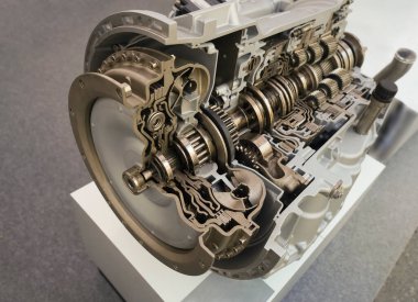 Gezegen vitesleri bu bağlamda otomatik vites içinde. Metal mekanizması. Çelik. Mühendislik. Ağır endüstri. Kavram: Metal yedek parça üretimi. Sanayi konuları. 
