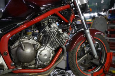 Motosiklet servisinde spor bisikleti                   