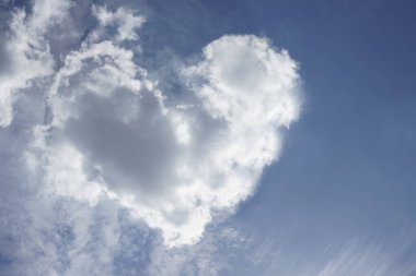 Kalp şeklinde beyaz bulut. Bulutlu kalp şekli, pastel yumuşak renk tonunda. Sevgililer günün kutlu olsun..