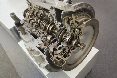 Gezegen vitesleri bu bağlamda otomatik vites içinde. Metal mekanizması. Çelik. Mühendislik. Ağır endüstri. Kavram: Metal yedek parça üretimi. Sanayi konuları. 