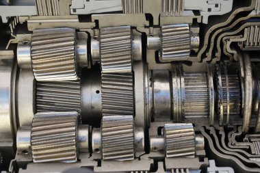 Gezegen vitesleri bu bağlamda otomatik vites içinde. Metal mekanizması. Çelik. Mühendislik. Ağır endüstri. Kavram: Metal yedek parça üretimi. Sanayi konuları. 