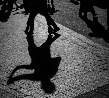 Dans eden çiftlerin ayaklarının silueti 